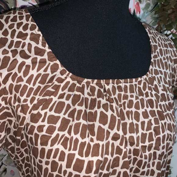 Giraffe-Patterned Short Sleeve - Picture 2 of 4